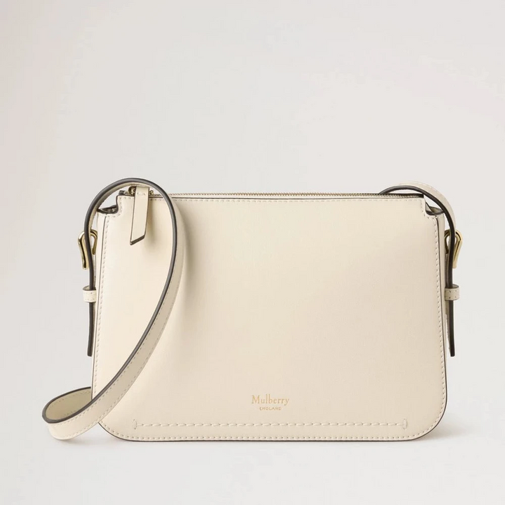 Mulberry Clovelly Pouch Micro Classic Grain Eggshell viser en lille lys læder clutch med justerbar rem. Model RL8729587H687.
