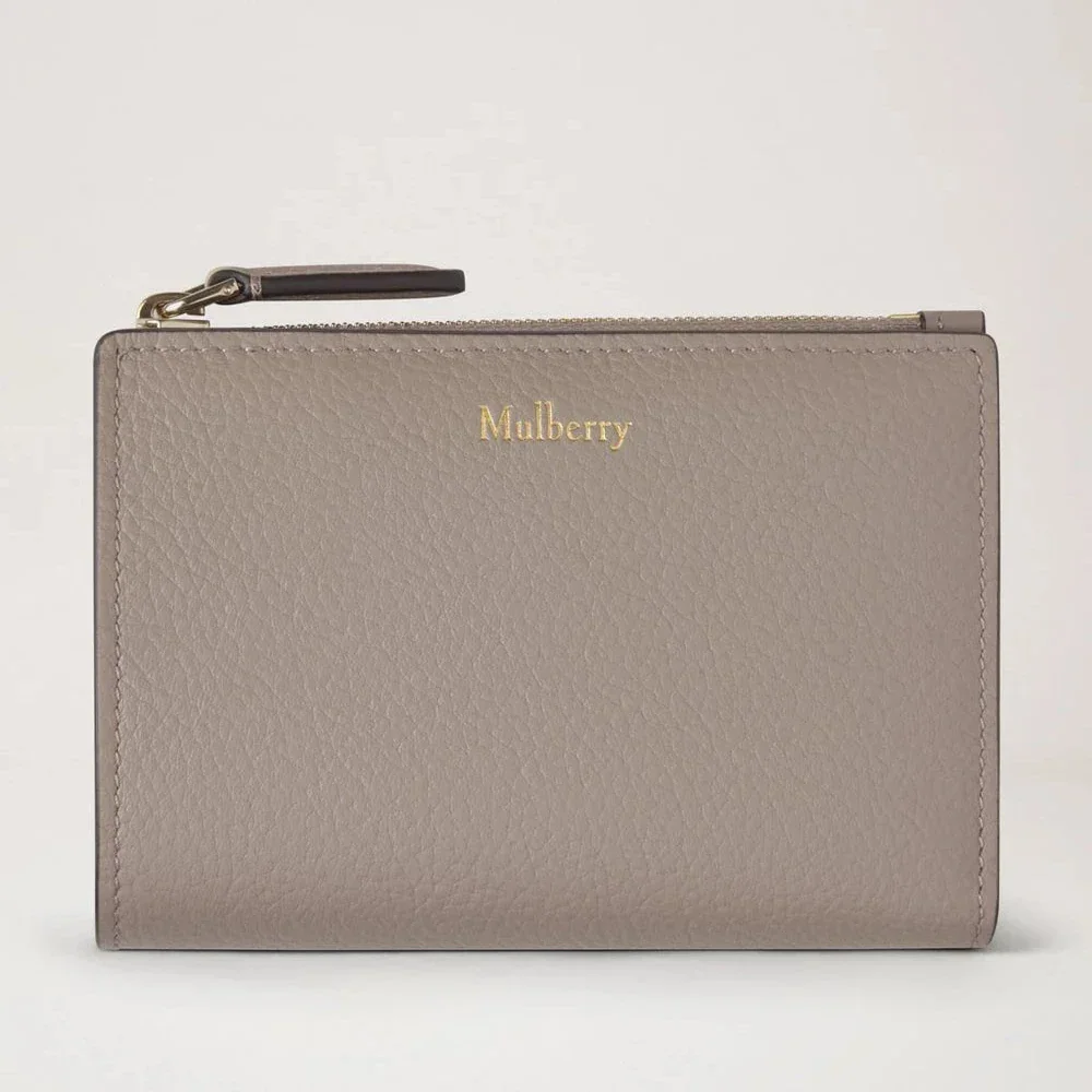 Mulberry Continental Bifold Zipped Wallet i cashmere taupe læder, set forfra. Model RL8045205F924.