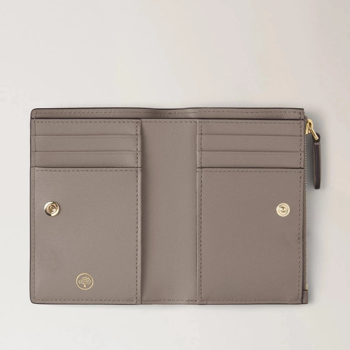 Mulberry Continental Bifold Zipped Wallet i cashmere taupe læder, åben med lommer og kortpladser. Model RL8045205F924