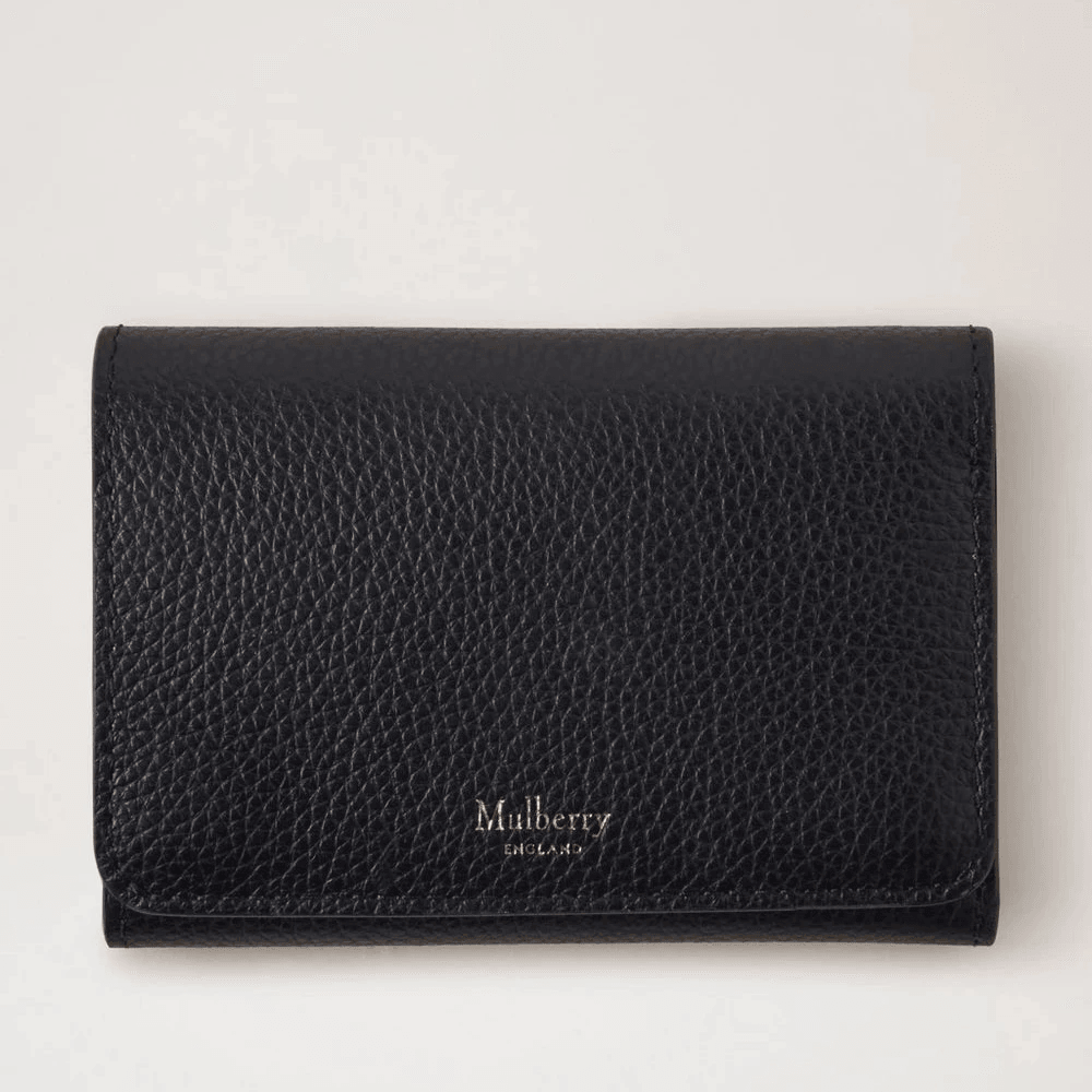 Mulberry Continental Trifold Card Holder black i sort præget læder, set forfra i studiomiljø. Model rl6824205a100