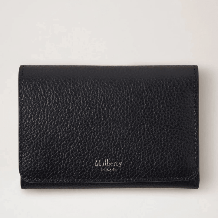 Mulberry Continental Trifold Card Holder black i sort præget læder, set forfra i studiomiljø. Model rl6824205a100