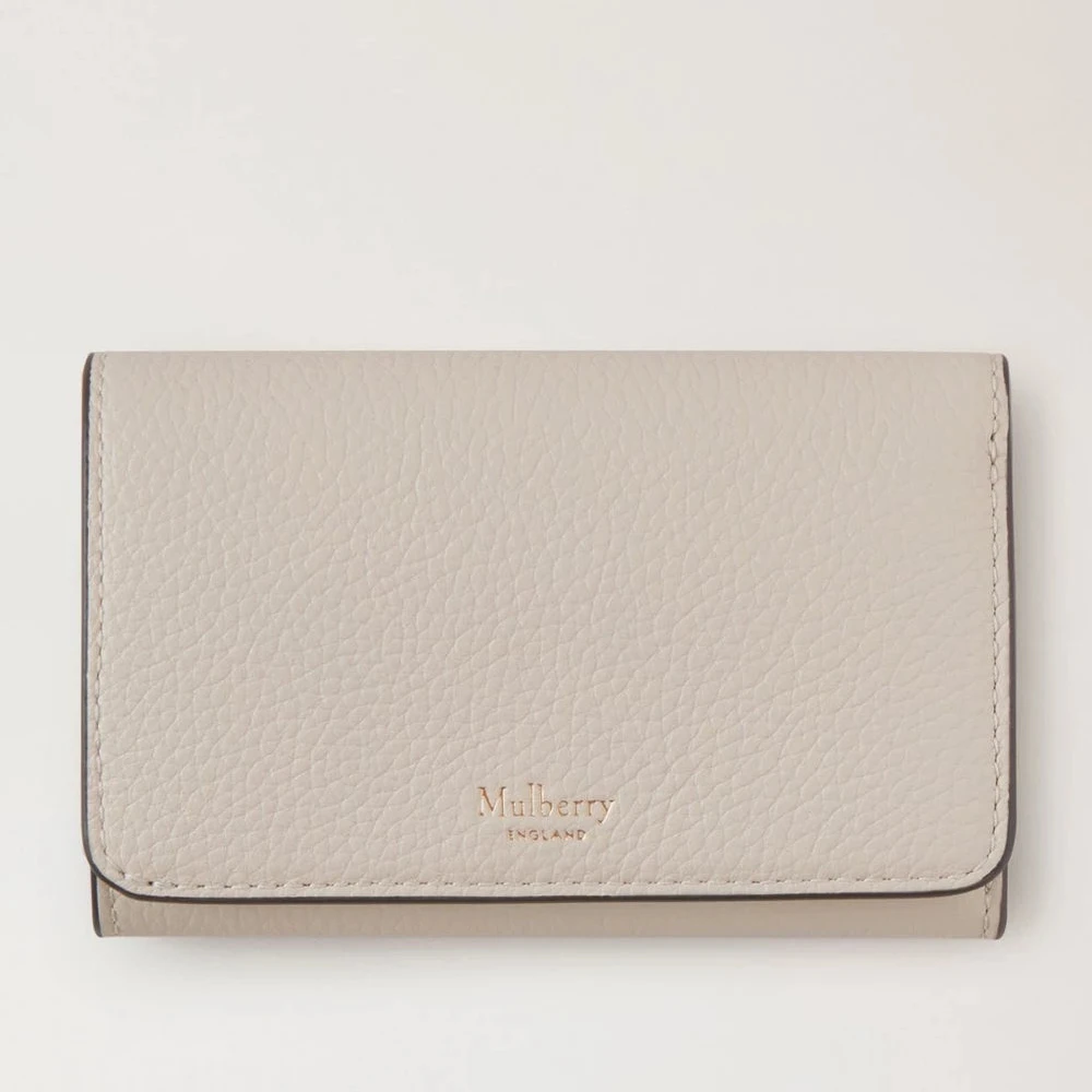 Mulberry Continental Trifold Chalk Small Classic Grain, frontbillede af beige læderpung med diskret logo. Model RL6824/205W160