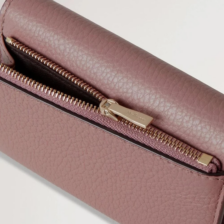 Mulberry Continental Trifold Wallet viser tekstur og guldlynlås i dusty rosa læder, detaljeret udsnit.