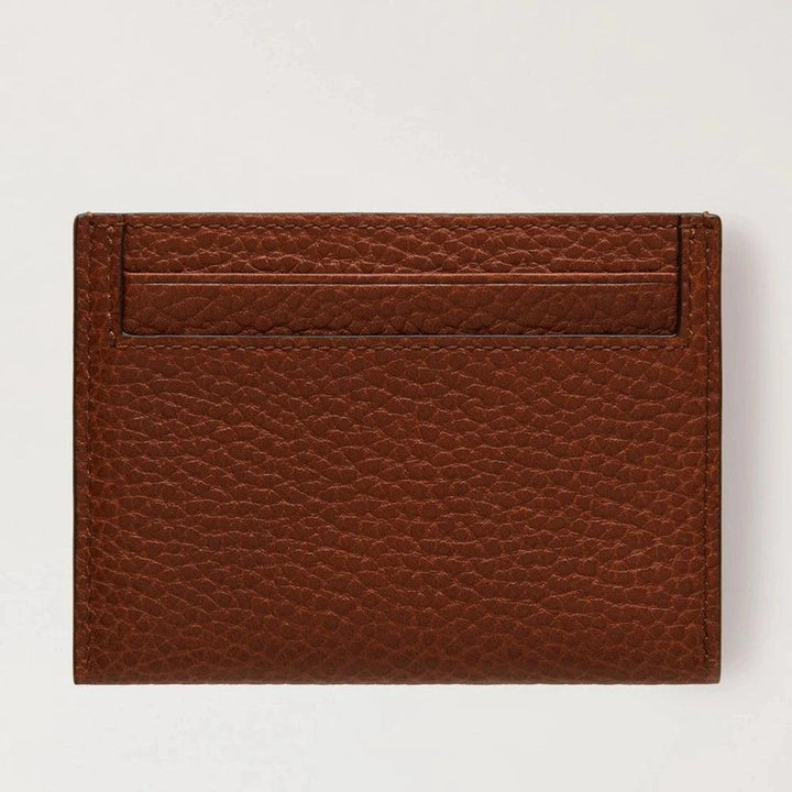 Mulberry Credit Card Slip Oak Small Classic Grain viser forsiden af et brunt kortholder i præget læder. Model rl7422552g110.