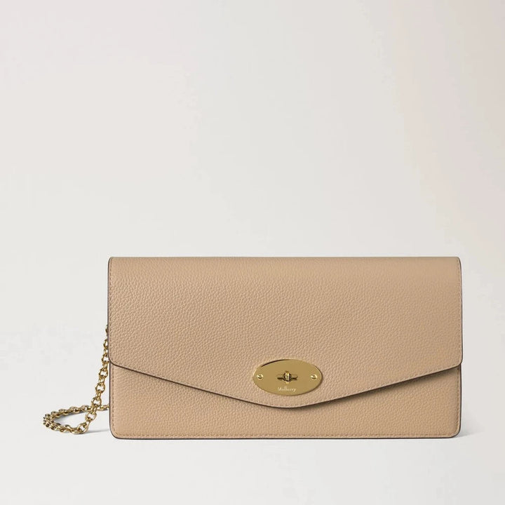Mulberry Darley Clutch Crumpet Small Classic Grain viser en beige clutch i præget læder med gyldent kæderem og skinnende metal-lukning. Model RL8971205W577.