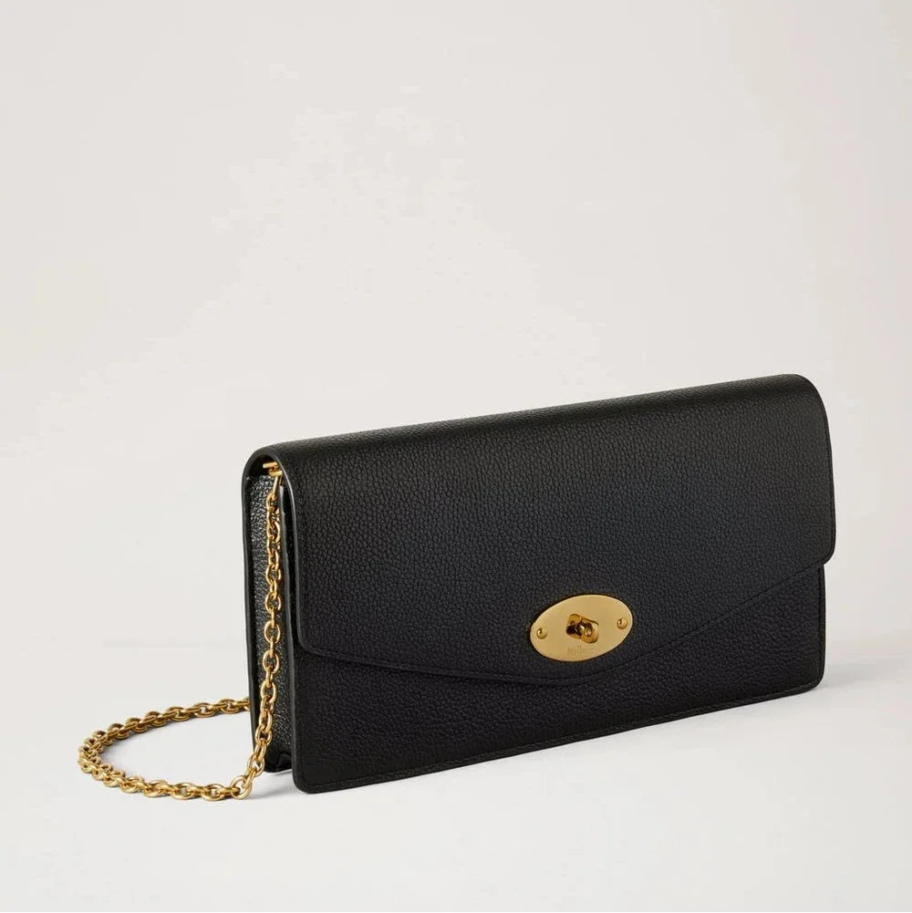 Mulberry Darley Clutch Small Classic Grain Black viser en elegant sort clutch i læder med guldkæde og drejelås på fronten. Model RL8971205A100