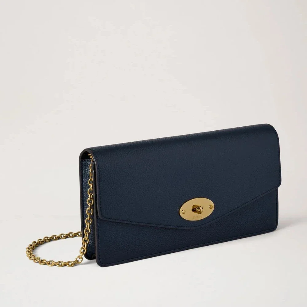 Mulberry Darley Clutch Small Classic Grain Night Sky vist i mørkeblå læder med gyldenkæde, Model RL8971/205U888