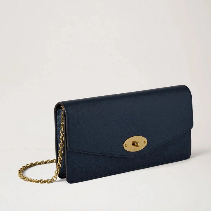 Mulberry Darley Clutch Small Classic Grain Night Sky vist i mørkeblå læder med gyldenkæde, Model RL8971/205U888