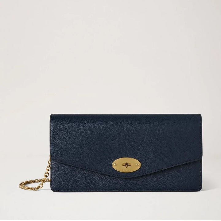 Mulberry Darley Clutch Small Classic Grain Night Sky viser en elegant clutch i mørkeblåt læder, med guld kæde og lukning. Model rl8971205u888
