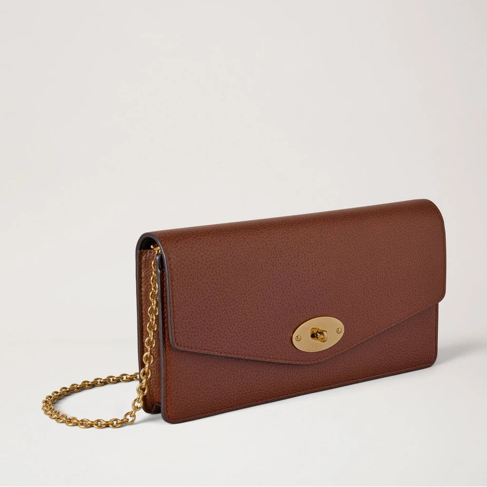 Mulberry Darley Clutch Small Classic Grain Oak i brunt læder med guldfarvet kæderem, Model rl9005552g110