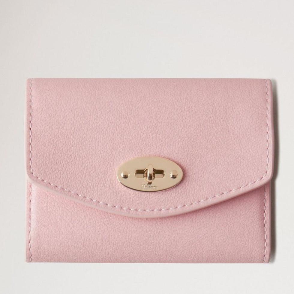 Mulberry Darley Concertina Wallet Micro Classic Grain Powder Rose, lyserød pung i læder med gyldent spænde. Model RL8541587J999