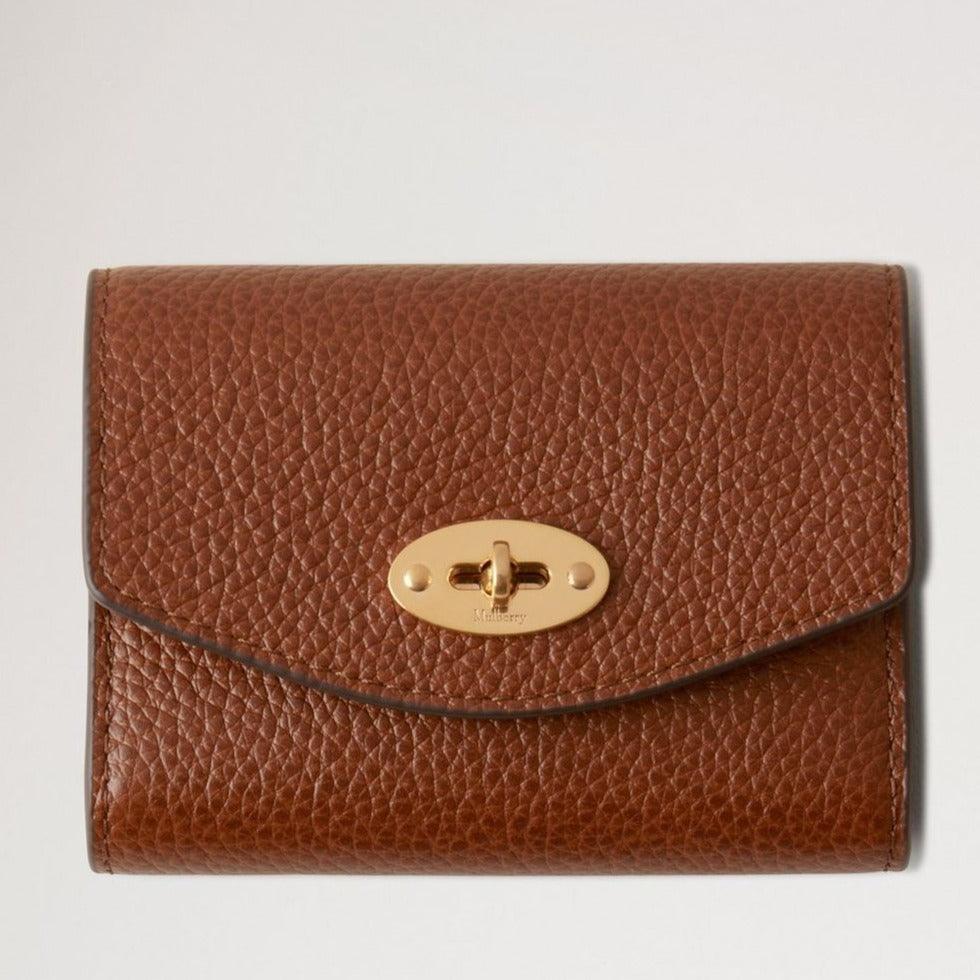 Mulberry Darley Concertina Wallet Small Classic Grain Oak, brun læderpung med guldfarvet spænde. Model RL8284552G110.