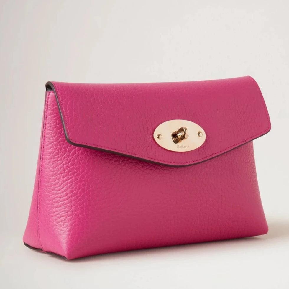 Mulberry Darley Cosmetic Pouch Heavy Grain Mulberry Pink viser en lyserød clutch i læder med guldfarvet lukning. Model RL6544736J191.