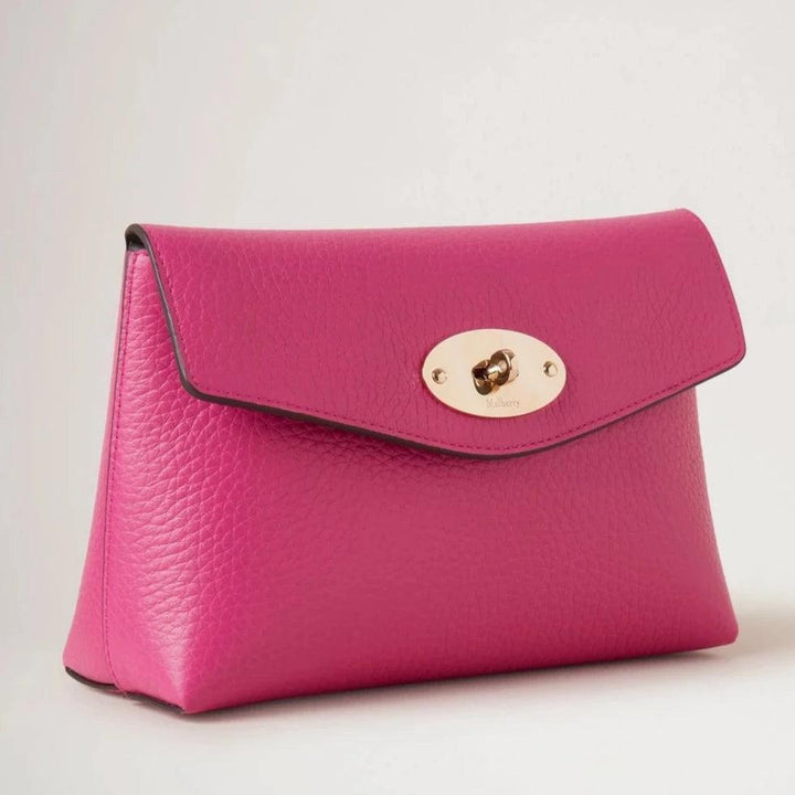 Mulberry Darley Cosmetic Pouch Heavy Grain Mulberry Pink viser en lyserød clutch i læder med guldfarvet lukning. Model RL6544736J191.
