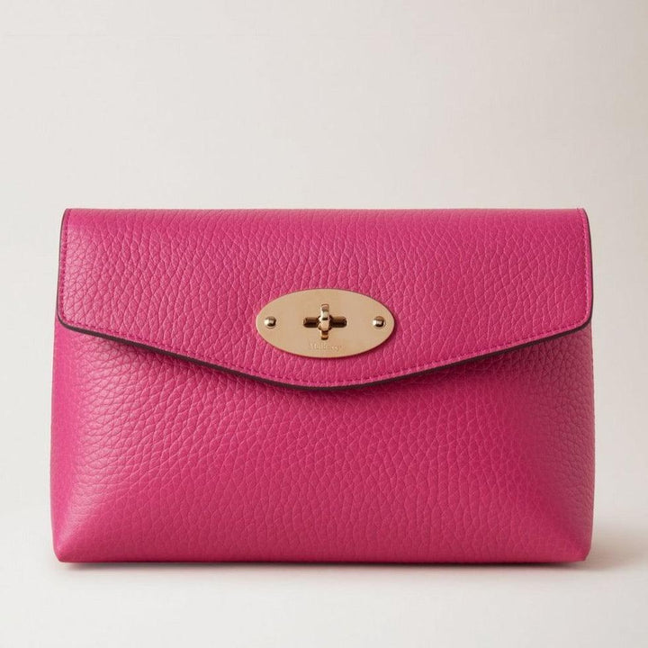 Mulberry Darley Cosmetic Pouch Heavy Grain Mulberry Pink viser en lyserød kosmetiktaske i grovkornet læder med guldfarvet twist-lås. Model RL6544736J191.