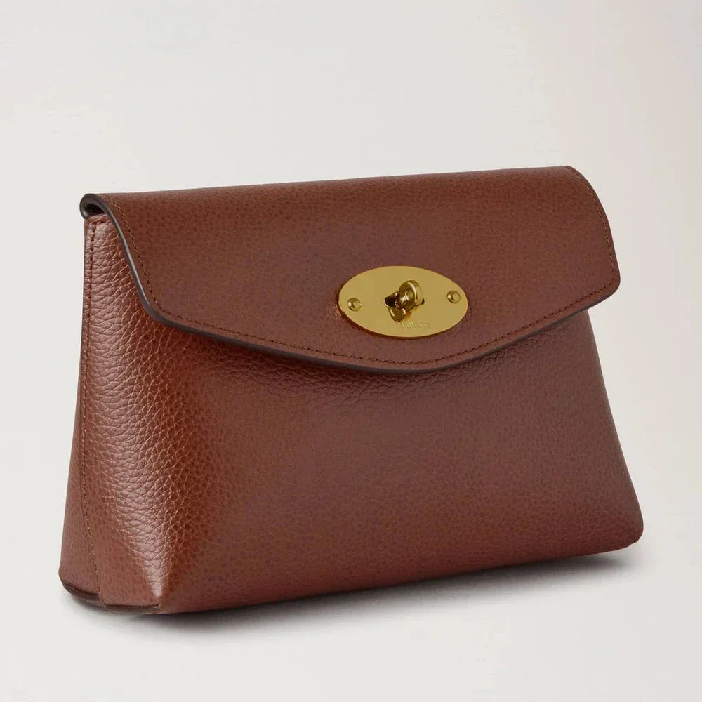 Mulberry Darley Cosmetic Pouch Oak Small Classic Grain i brun læder med gyldent spænde, Model RL8861552G110