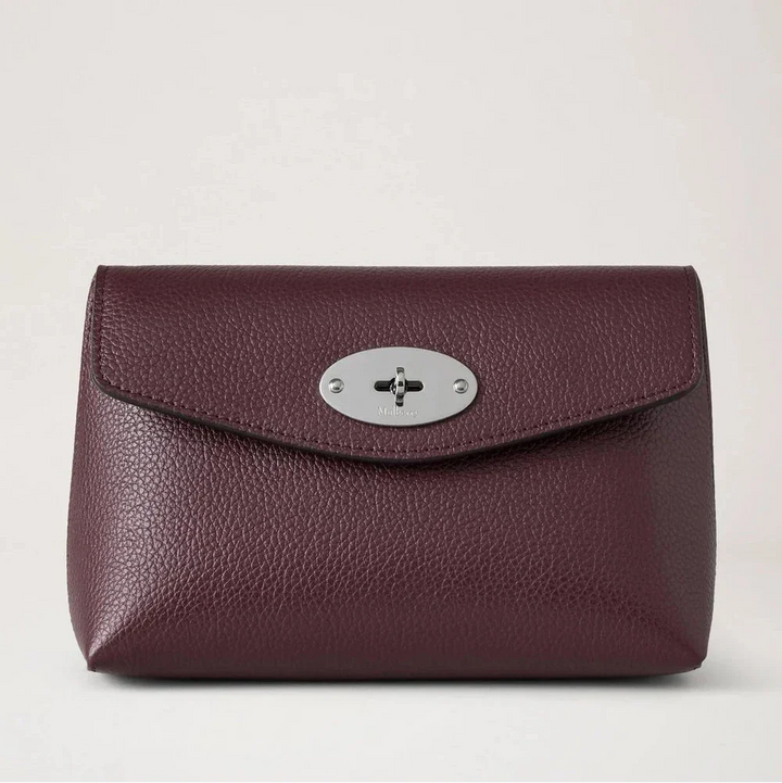 Mulberry Darley Cosmetic Pouch Small Classic Grain Black Cherry i mørkelilla skind, front med sølvfarvet detalje. Model RL5077205K560.