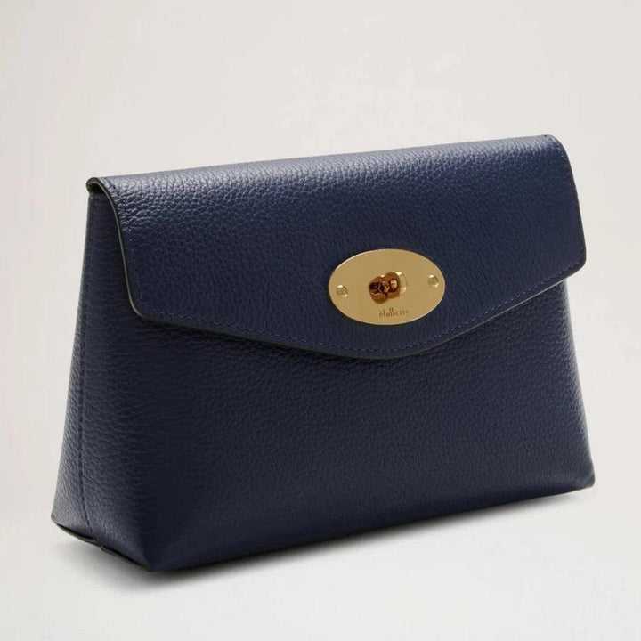 Mulberry Darley Cosmetic Pouch Small Classic Grain Bright Navy med struktureret læder og gylden lukning. Model RL5077205U680
