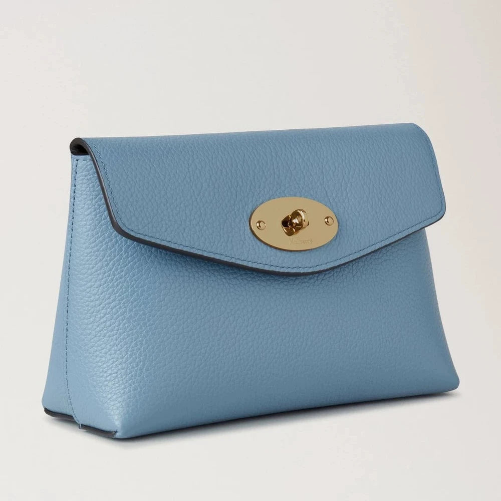 Mulberry Darley Cosmetic Pouch Small Classic Grain i lyseblå læder med gyldent spænde, Model RL5077205U921.