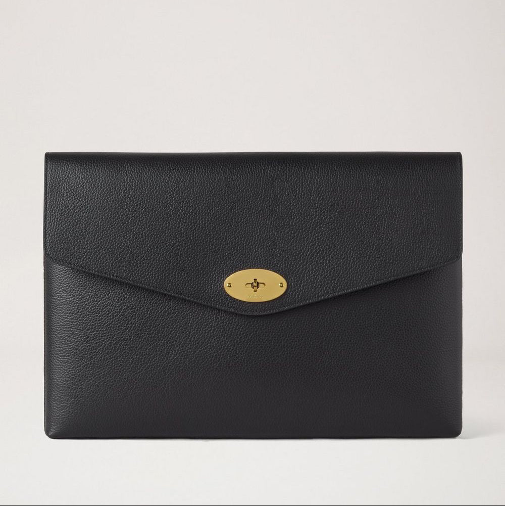 Mulberry Darley Envelope Pouch Black Small Classic Grain viser en elegant sort kuvertformet læderpung med guldfarvet lås. Model RL8868205A100