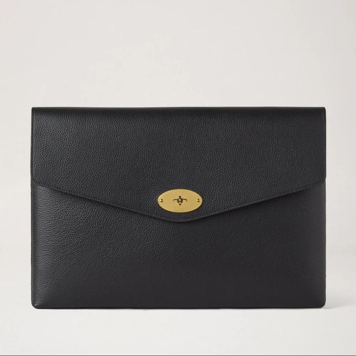 Mulberry Darley Envelope Pouch Black Small Classic Grain viser en elegant sort kuvertformet læderpung med guldfarvet lås. Model RL8868205A100
