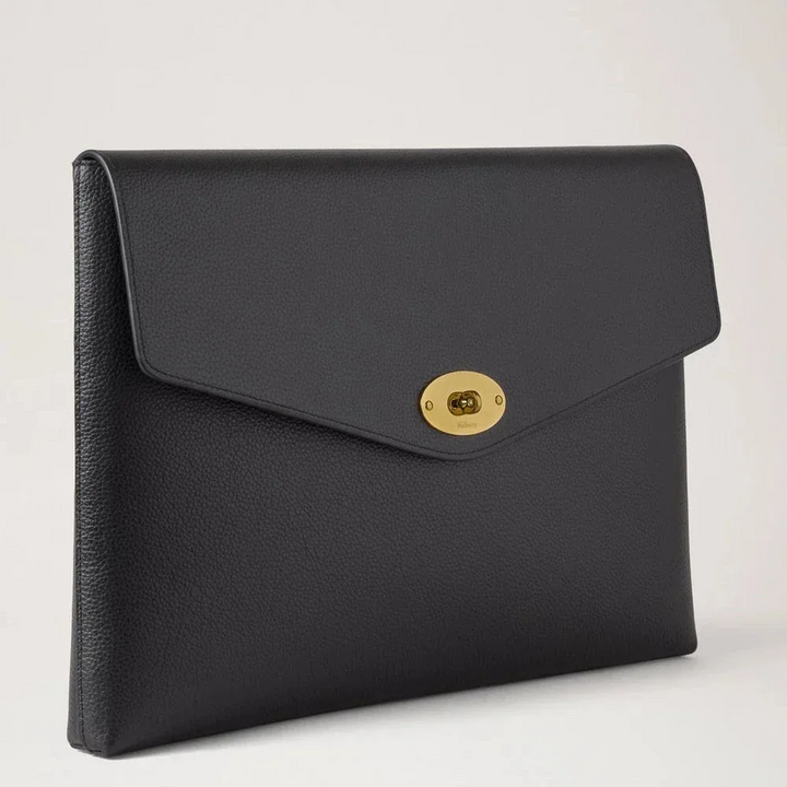 Mulberry Darley Envelope Pouch Black Small Classic Grain viser en sort kuvertpung i læder med guld detalje, Model RL8868205A100.
