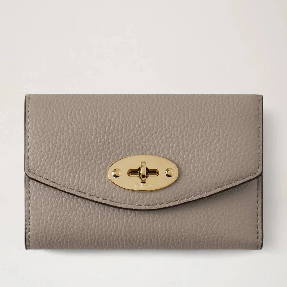 Mulberry Darley Folded Multi-Card Wallet Cashmere Taupe Small Classic Grain i taupefarvet læder med guldfarvet lukning. Model RL6665205F924.