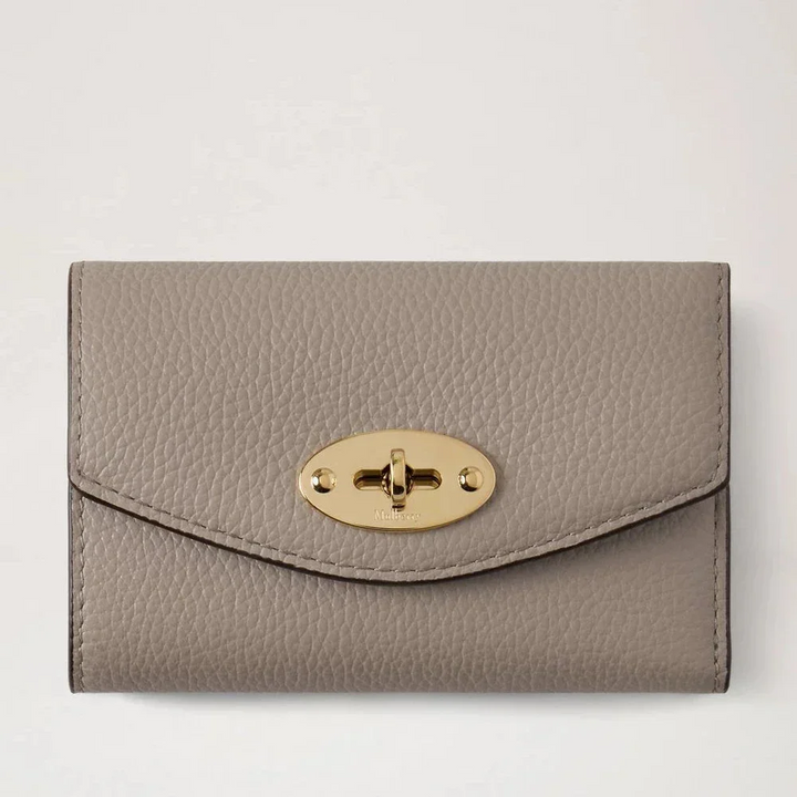Mulberry Darley Folded Multi-Card Wallet Cashmere Taupe Small Classic Grain i taupefarvet læder med guldfarvet lukning. Model RL6665205F924.