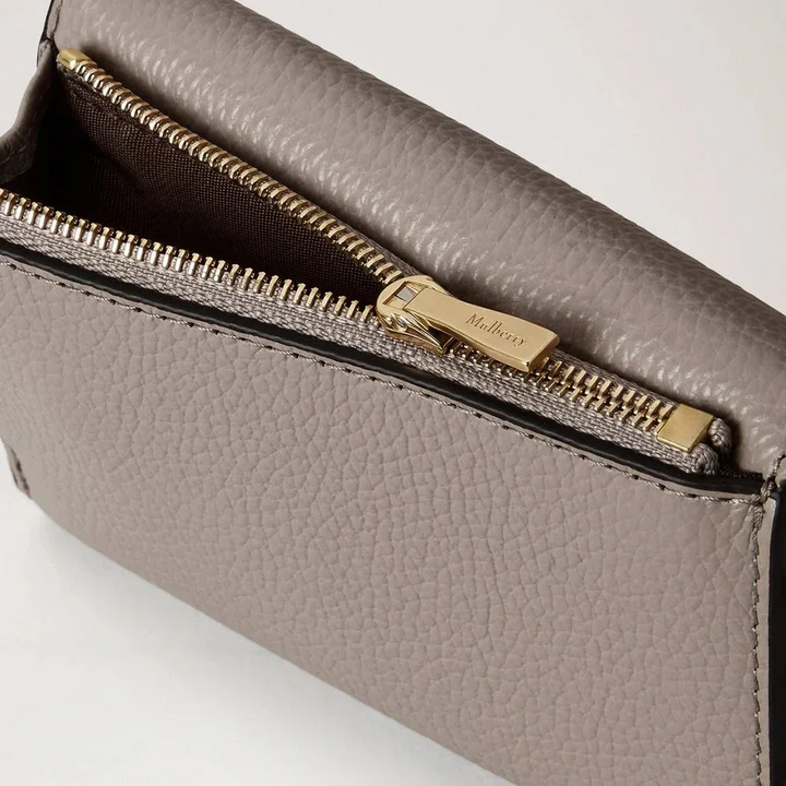 Mulberry Darley Folded Multi-Card Wallet Cashmere Taupe Small Classic Grain med synligt guldfarvet lynlås, detaljevisning af læderstruktur, Model RL6665205F924