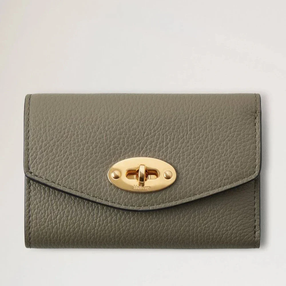 Mulberry Darley Folded Multi-Card Wallet linen green viser en grøn læderpung med guldspænde, Model RL6665205R563