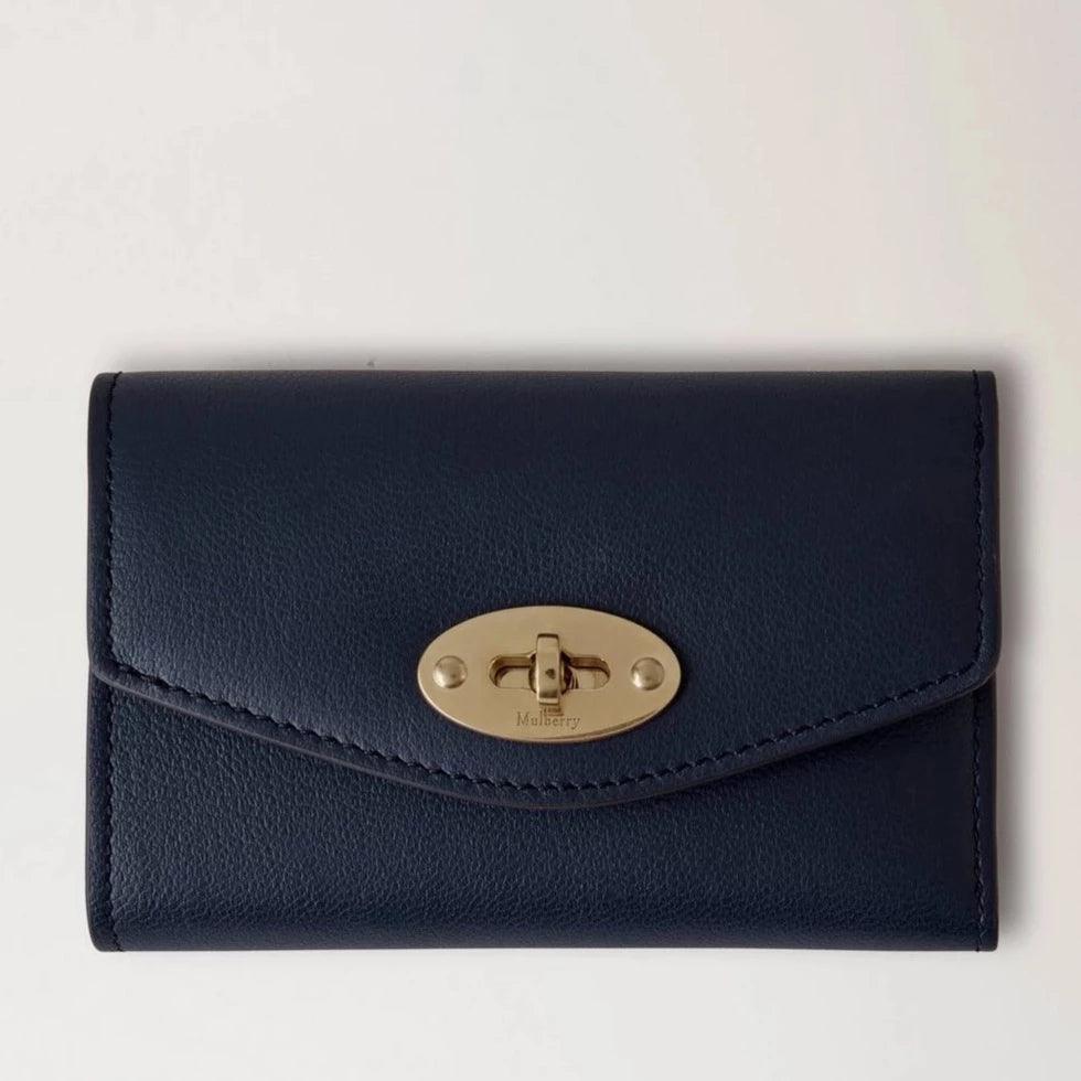 Mulberry Darley Folded Multi Card Wallet Night Sky i mørkeblåt læder, elegant lås foran. Model RL7820587U888