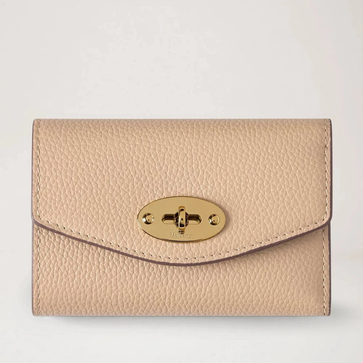 Mulberry Darley Folded Multicard Wallet crumpet viser en foldet pung i lyst, præget læder med gyldent spænde. Model RL6665205W577