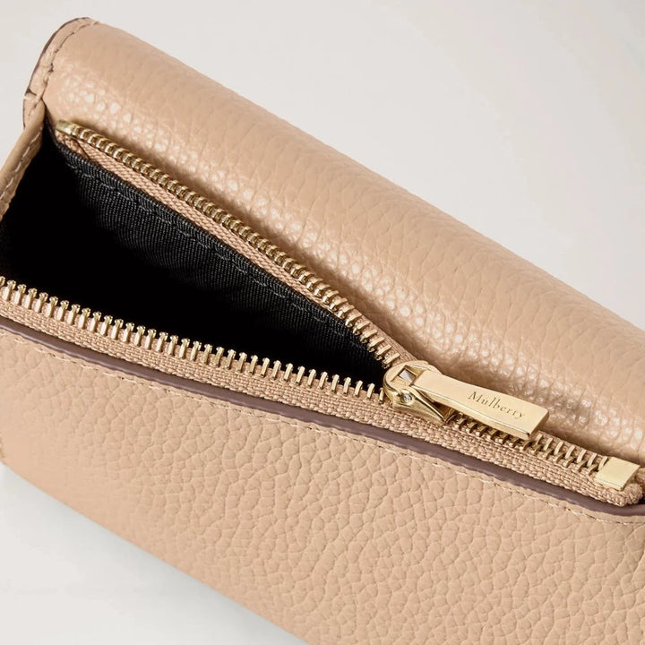 Mulberry Darley Folded Multicard Wallet Crumpet viser nærbillede af beige læderpung med gylden lynlås og sort for. Model RL6665205W577.