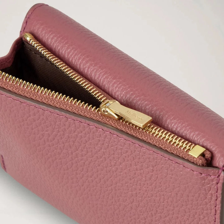 Mulberry Darley Folded Multicard Wallet pink Skrumpy viser nærbillede af lynlåslomme i rosa læder.