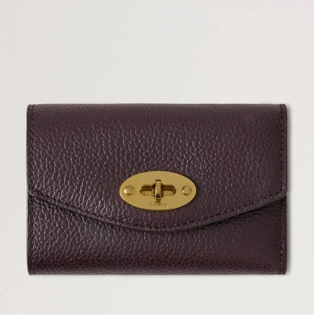 Mulberry Darley Folded Multicard Wallet Small Classic Grain Ebony viser en lille brun pung i prægede læder med gyldent drejelås. Model RL6665205A110