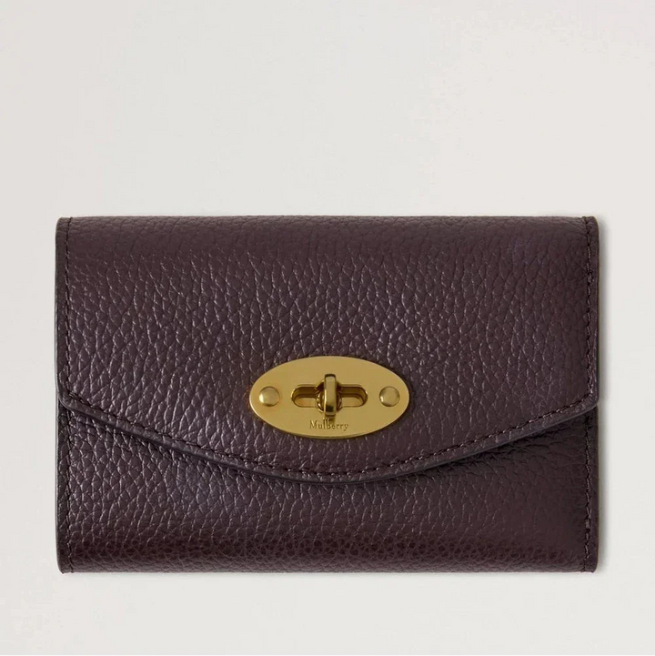 Mulberry Darley Folded Multicard Wallet Small Classic Grain Ebony viser en lille brun pung i prægede læder med gyldent drejelås. Model RL6665205A110
