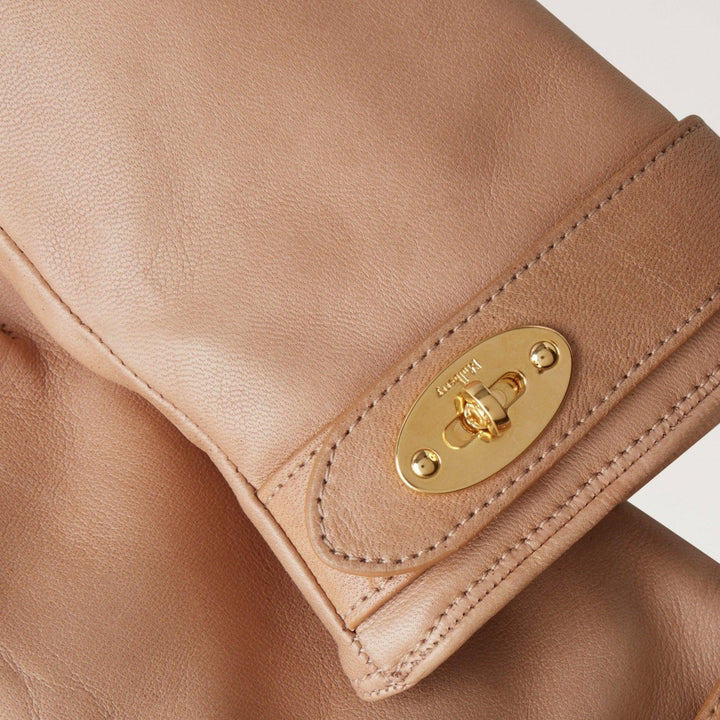 Mulberry Darley Gloves viser nærbillede af blød, lys brun læderhandske med elegant gyldent spænde. Model VG4105243E631-001