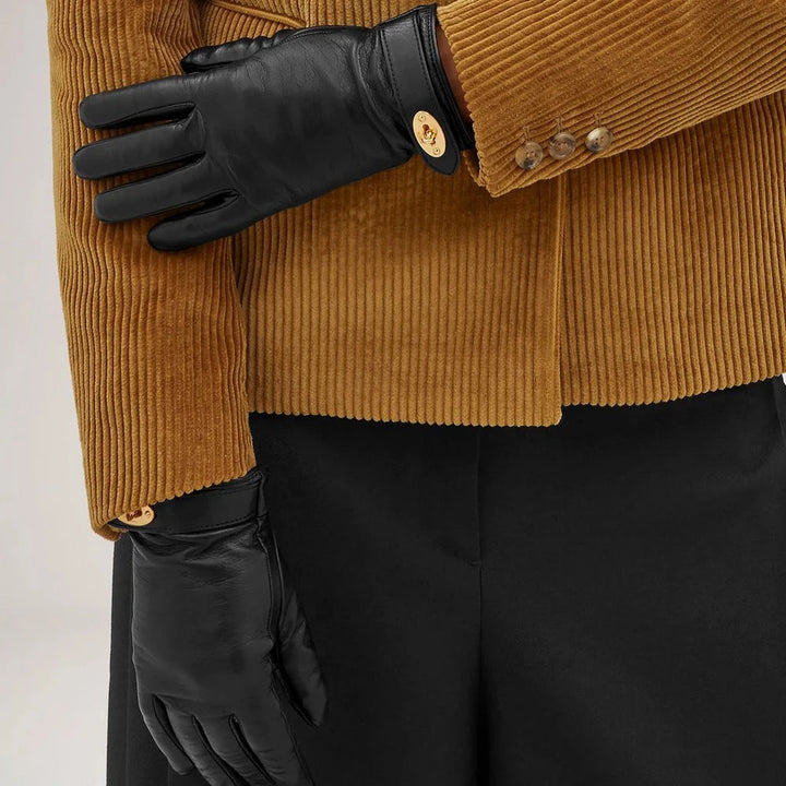 Mulberry Darley Gloves Nappa Leather Black vises bæret på hænder, klassisk sort læderhandske med gulddetalje. Model VG4150286A100-001