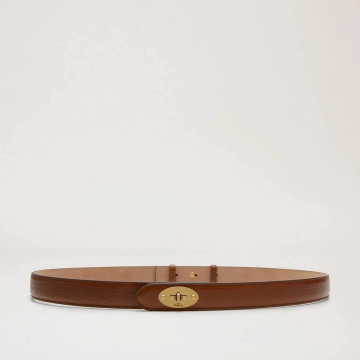 Mulberry Darley Thin Belt i brunt læder med guldfarvet spænde, vist på hvid baggrund. Model ML4850346G110