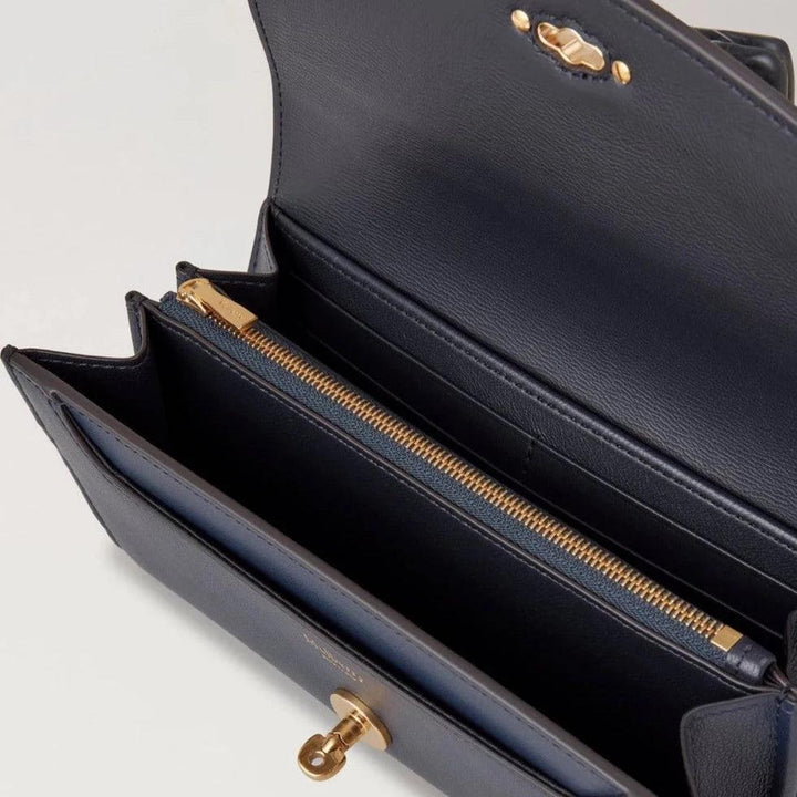Mulberry Darley Wallet Micro Classic Grain Night Sky viser åben pung i mørkeblåt læder med guld lynlås og plads til kort, Model RL7816587U888.