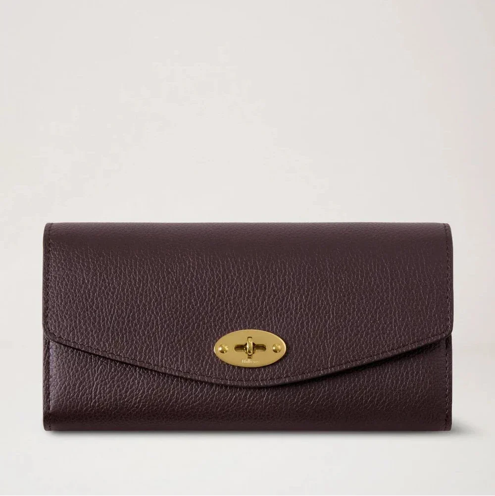 Mulberry Darley Wallet Small Classic Grain Ebony viser en brun pung i præget læder med guldfarvet spænde. Model RL4868205A110