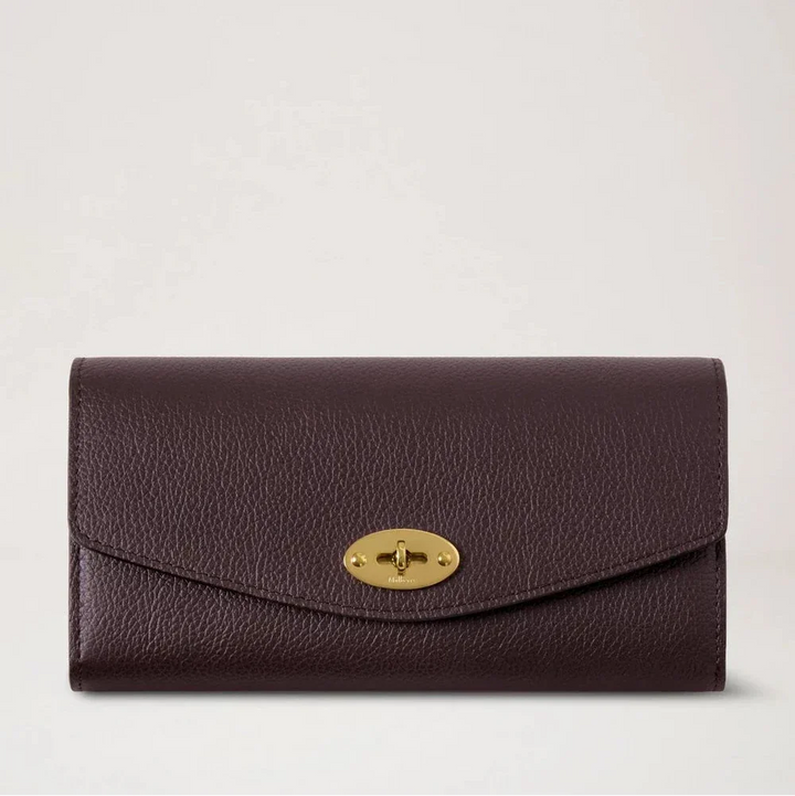 Mulberry Darley Wallet Small Classic Grain Ebony viser en brun pung i præget læder med guldfarvet spænde. Model RL4868205A110