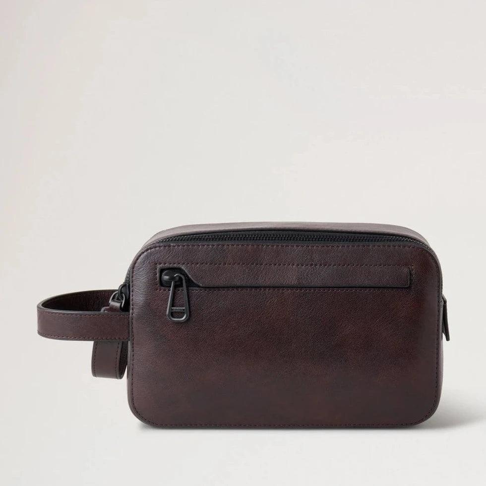 Mulberry Double Zip Wash Case Two Tone Leather Dark Chokolate i glat mørkebrunt læder set forfra. Model RL7941/611E115