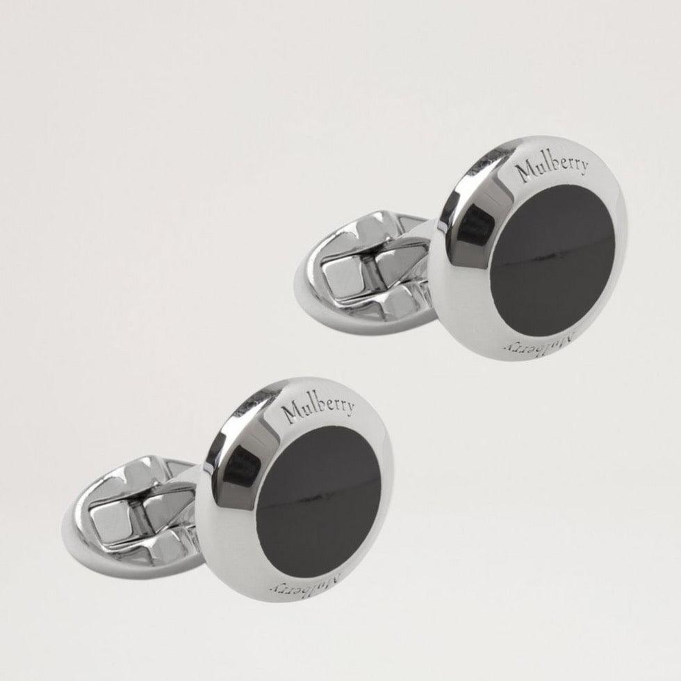 Mulberry Enamel Coin Cufflink, sølvfarvede manchetknapper med sort emalje detalje. Model qc1929000a100.