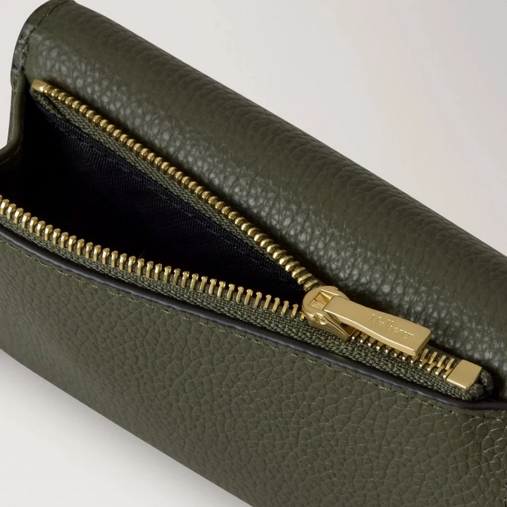 Mulberry Folded Multi-Card Wallet i juniper green, small classic grain læder, closeup af lynlås og struktur.