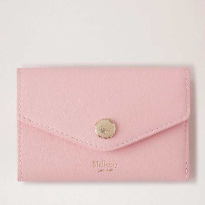 Mulberry Folded Multicard Wallet Micro Classic Grain Powder Rose viser en kompakt, lyserød læderpung med gylden knap. Model RL7841587J999