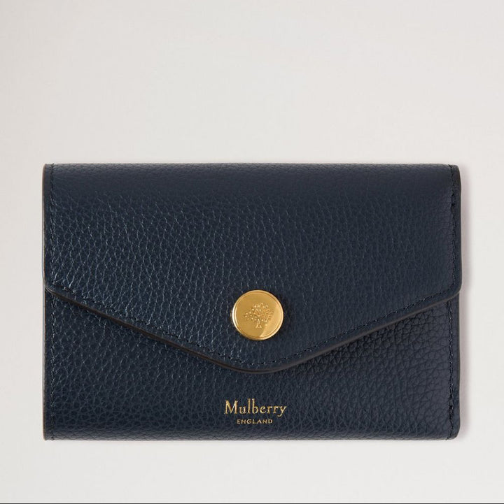 Mulberry Folded Multicard Wallet Night Sky ses forfra i mørkeblåt læder med guldfarvet trykknap. Model rl6447205u888-1