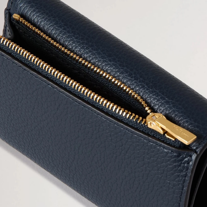 Mulberry Folded Multicard Wallet Night Sky viser en detalje af mørkeblåt læder og gylden lynlås.