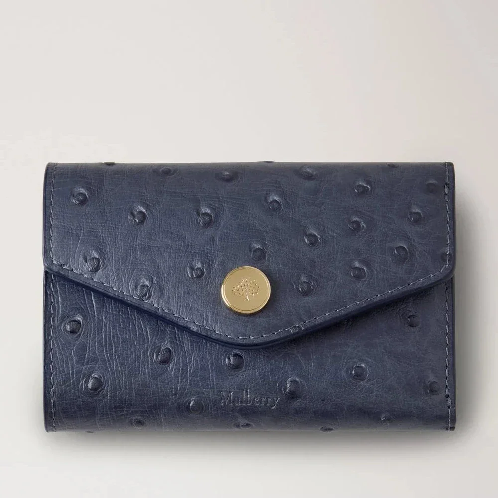Mulberry Folded Multicard Wallet Ostrich Stormy Blue viser en eksklusiv pung i blåt prikket læder med messinglås. Model RL8946738U918.