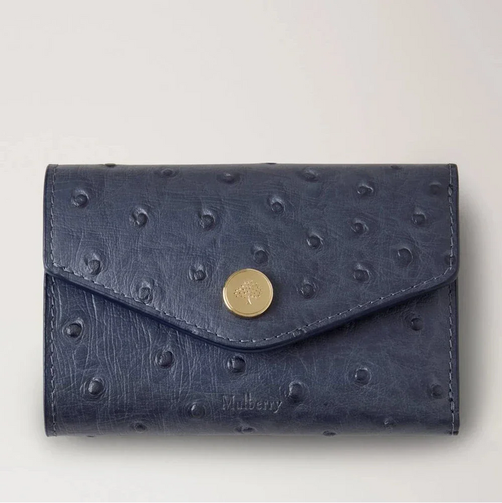 Mulberry Folded Multicard Wallet Ostrich Stormy Blue viser en eksklusiv pung i blåt prikket læder med messinglås. Model RL8946738U918.